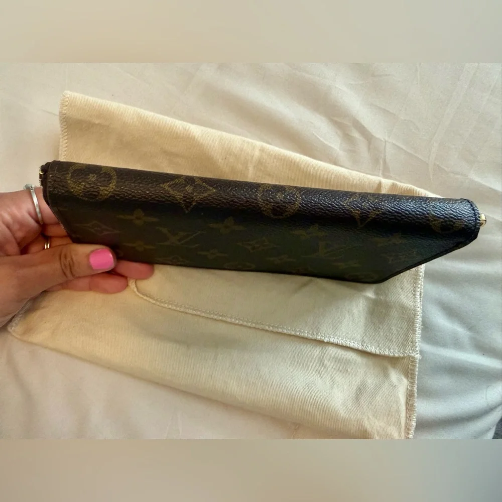 Louis Vuitton Monogram Canvas Zippy Wallet - Picture 6 of 11